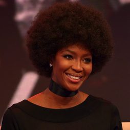 Naomi Campbell saca a relucir su lado afro
