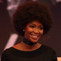 Naomi Campbell saca a relucir su lado afro
