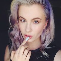 Ireland Badlwin se atreve con el pelo lavanda