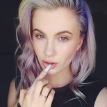 Ireland Badlwin se atreve con el pelo lavanda