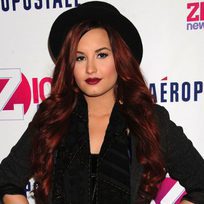 Demi Lovato con maquillaje dark