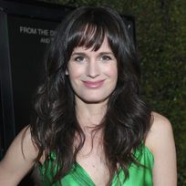 Elisabeth Reaser con melena ondulada