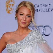 Blake Lively con maquillaje nude