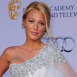 Blake Lively con maquillaje nude