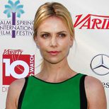 Charlize Theron luce palidez