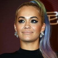Rita Ora luce una coleta de colores