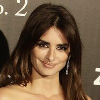 Penélope Cruz matiza sus rasgos con tonos nudes