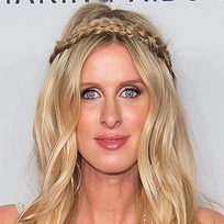 Nicky Hilton, enamora con su peinado trenzado