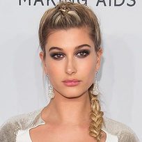 Hailey Baldwin, brillante con su trenza de raíz