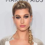 Hailey Baldwin, brillante con su trenza de raíz