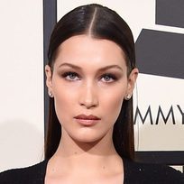 Bella Hadid, sencilla con su efecto mojado