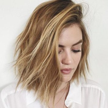 Lucy Hale presume de melena, ahora es rubia