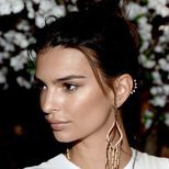 Emily Ratajkowski, hasta las orejas