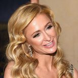 Paris Hilton se convierte en ricitos de oro
