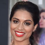 Lilly Singh, con los labios rojos glossy en 'Malas Madres'