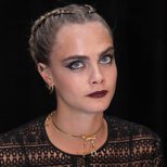 Cara Delevigne triunfal con una corona trenzada