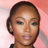 Yaya DaCosta luce un moño en una rueda de prensa de NBC