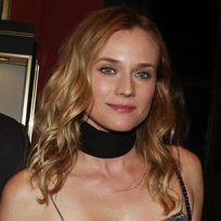 Diane Kruger con el cabello ondulado y una gargantilla de tela
