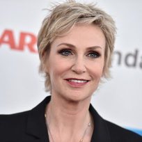 Jane Lynch luce un ahumado de ojos en marrón