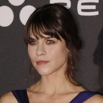 Felicity Jones luce un recogido messy en la premiere de 'Inferno'