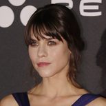 Felicity Jones luce un recogido messy en la premiere de 'Inferno'