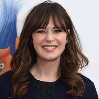 Zooey Deschanel ondula su cabello para la premiere de 'Trolls'