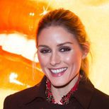 Olivia Palermo opta por un look sencillo para ir de exposición