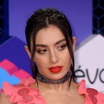 Charli XCX opta por un look años 90