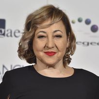 Carmen Machi da color a su look con un rojo pasión