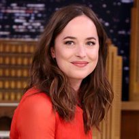 Dakota Johnson deja atrás su época con flequillo