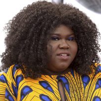 Gabourey Sidibe combina su maquillaje con su outfit