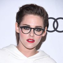 Kristen Stewart opta por un maquillaje cargado
