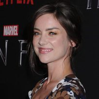 Jessica Stroup con un maquillaje imposible