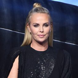 Charlize Theron luce un half-up bun en versión pulida