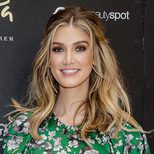 Delta Goodrem con un maquillaje luminoso