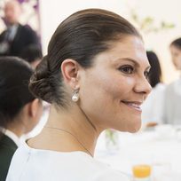 Victoria de Suecia recoge su pelo en un moño bajo