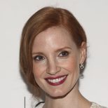 Jessica Chastain con recogido y labios rouge
