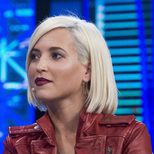 Ana Fernández luce su melena en rubio platino