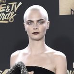 Cara Delevingne se rapa la cabeza