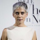 María León sorprende con su corte pixie platino