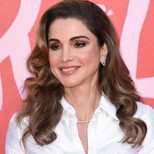 Rania de Jordania apuesta por la melena rizada