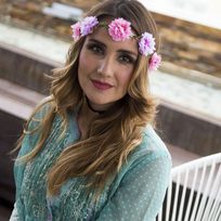 Dulce María con diadema de flores
