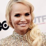 Kristin Chenoweth con look en dorado