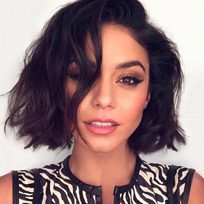 Vanessa Hudgens, increíble con short bob y maquillaje felino