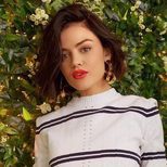 Lucy Hale muy favorecida con los tonos coral