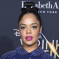 Tessa Thompson y su coleta extravagante