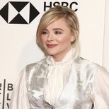 Luces y sombras en el look de Chloe Grace Moretz