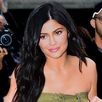 Kylie Jenner sorprende con un sencillo maquillaje