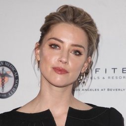 Amber Heard con un elegante recogido en la gala SAMS