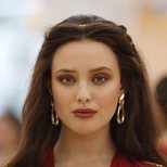 Katherine Langford opta por los tonos corales en la Gala Met 2018